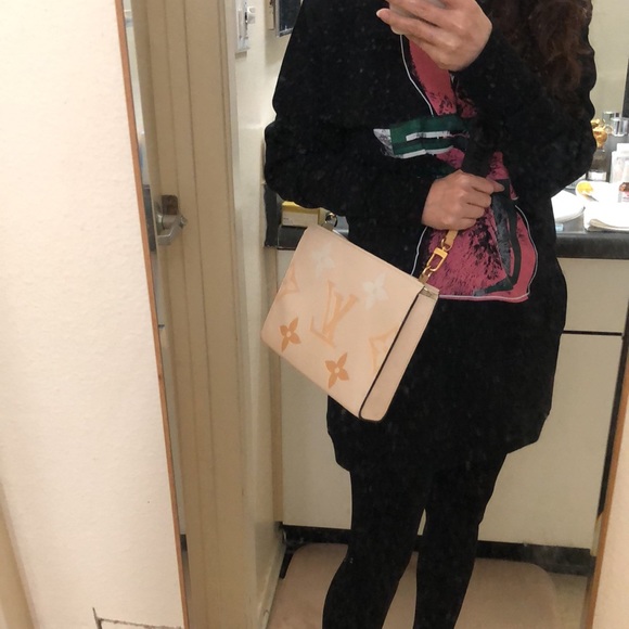 W/Receipt 🌼🌼LIMITED 🌼🌼 Louis Vuitton By the Pool T-26 with Strap - Picture 1 of 16